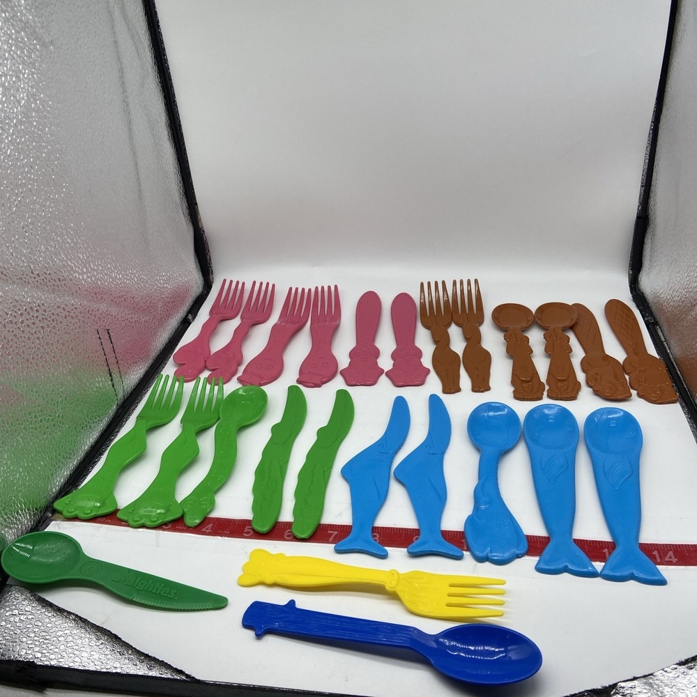 Hefty Zoo Pals Mixed Utensils (21) Dixie (2)  And (1) Mighties Pink Brown Blue
